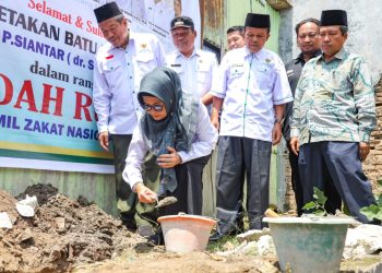 Wali Kota Pematang Siantar meletakkan batu pertama bedah rumah dari Baznas.(Nawasenanews/Ist)