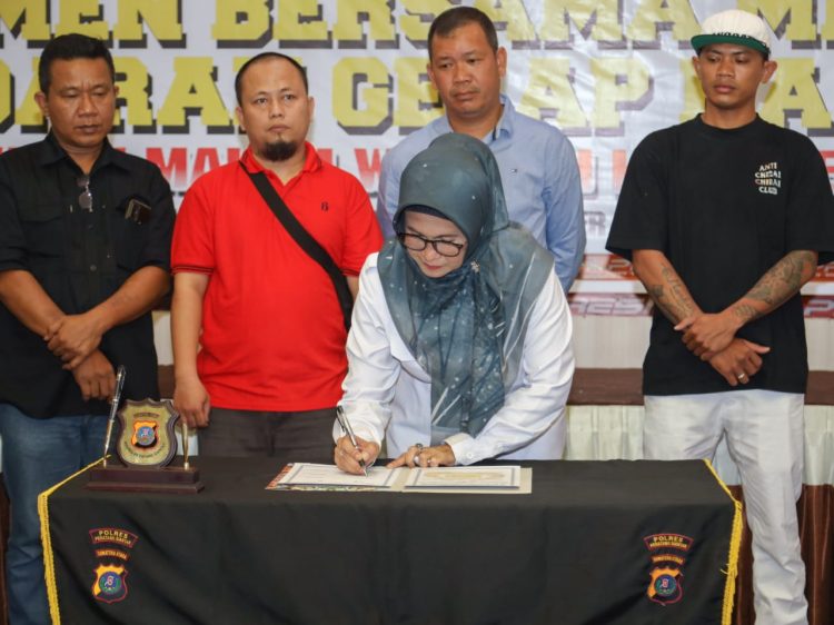 Wali kota Pematang Siantar menandatangani naskah komitmen bersama terhadap gerakan tolak peredaran Narkoba di THM. ( Nawasenanews/Ist)