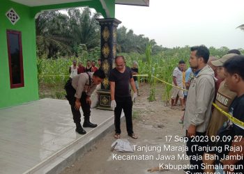 Foto : Kapolsek Tanah Jawa KOMPOL Manson Nainggolan SH, MSi gerak cepat menuju ke tempat kejadian saat menerima informasi ditemukan sesosok mayat perempuan. (Nawasenanews.com/Ist)