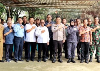 Foto : Direktur Reserse Narkoba (Dirresnarkoba) Polda Sumut saat mengunjungi Posko Kampung Bebas Narkoba Nagori Moho untuk melakukan penilaian.(Nawasenanews.com/Ist)