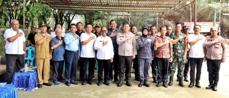 Foto : Direktur Reserse Narkoba (Dirresnarkoba) Polda Sumut saat mengunjungi Posko Kampung Bebas Narkoba Nagori Moho untuk melakukan penilaian.(Nawasenanews.com/Ist)