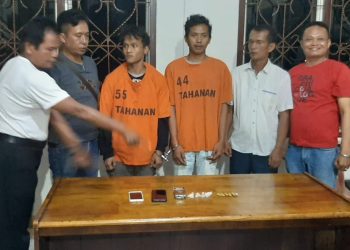 Foto : Kapolsek Bangun Iptu Esron Siahaan SH dan unit reskrim polsek bangun Aiptu Yudi Adianto, Aipda E. Damanik SH, berhasil mengamankan dua orang laki-laki dewasa yang diduga sebagai penyalahgunaan narkoba jenis ganja. (Nawasenanews/Ist)