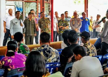 Foto : Kapolsek Tanah Jawa saat dampingi Bupati Simalungun di acara Launching pelayanan perekaman dan pencetakan KTP EL .(Nawasenanews/Ist)