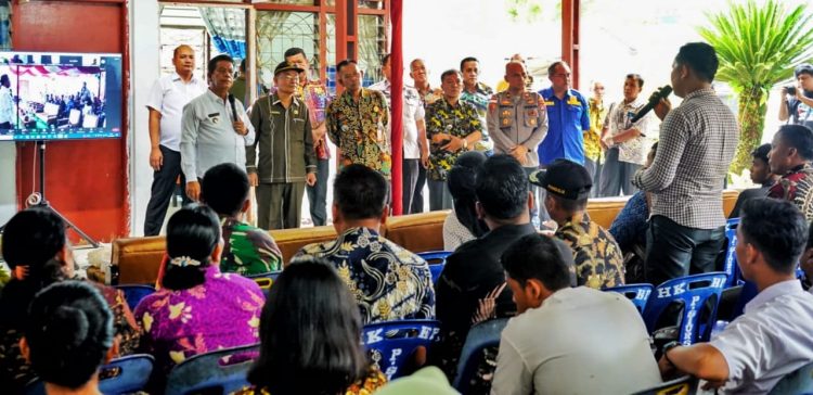 Foto : Kapolsek Tanah Jawa saat dampingi Bupati Simalungun di acara Launching pelayanan perekaman dan pencetakan KTP EL .(Nawasenanews/Ist)