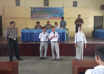 Foto : IPTU Nana saat menyampaikan tentang bahaya tindak pidana narkoba, Pergaulan Bebas, Tawuran, Balap Liar, dan Batasi penggunaan Gad Get di SMA S Teladan.(Ist)