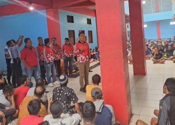 Foto : Kepala Pengamanan Lembaga Pemasyarakatan Narkotika Kelas IIA Pematangsiantar, Ucok Pangihutan Sinabang saat menyampaikan tata tertib Warga Binaan.(Ist)