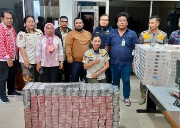 Tim satpol PP Kota Pematang Siantar yang berhasil mengamankan ribuan bungkus rokok tanpa cukai. ( Nawasenanews/ Ist)