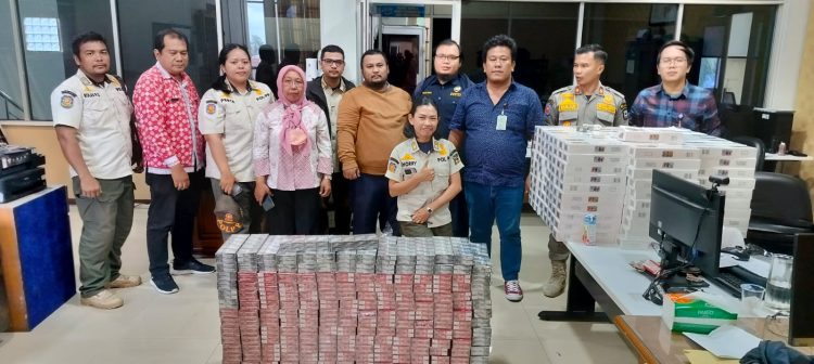 Tim satpol PP Kota Pematang Siantar yang berhasil mengamankan ribuan bungkus rokok tanpa cukai. ( Nawasenanews/ Ist)