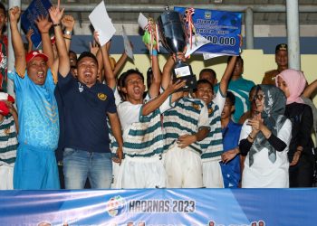 Para Pemain Sepak Bola SMAN 1 Pematang Siantar Bersorak sorai meluapkan kegembiraannya merayakan kemenangan atas Wali Kota Cup 2023.(Nawasenanews/ Ist)