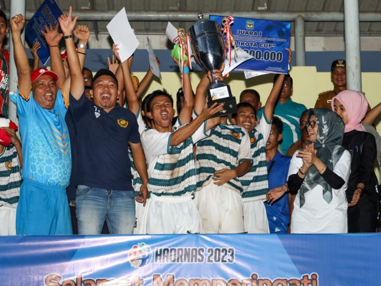Para Pemain Sepak Bola SMAN 1 Pematang Siantar Bersorak sorai meluapkan kegembiraannya merayakan kemenangan atas Wali Kota Cup 2023.(Nawasenanews/ Ist)
