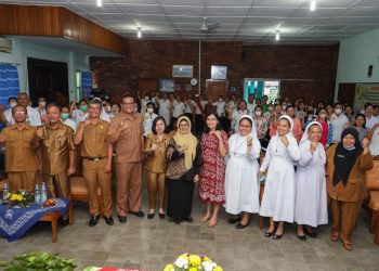 Wali Kota Pematang Siantar foto bersama para peserta Sosialisasi Hubungan Industrial dan UU Ketenagakerjaan di RS Harapan. (Nawasenanews/ Ist)