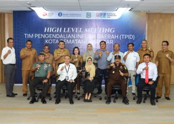 Tim Pengendali Inflasi Daerah Kota Pematang Siantar melakukan sesi foto bersama usai rapat koordinasi High Level Meeting TPID di Kpw Bank Indonesia Pematang Siantar. ( Nawasenanews/ Ist)