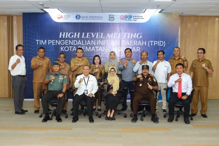 Tim Pengendali Inflasi Daerah Kota Pematang Siantar melakukan sesi foto bersama usai rapat koordinasi High Level Meeting TPID di Kpw Bank Indonesia Pematang Siantar. ( Nawasenanews/ Ist)