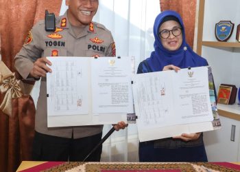 Wali Kota Pematang Siantar dr Susanti bersama dengan Kapolres Pematang Siantar AKBP Yogen menunjukkan kepada media MoU terkait CCTV Pemko yang dipakai Polres Pematang Siantar untuk pemantau lalu lintas dan bila dibutuhkan untuk keamanan. ( Nawasenanews/Ist)