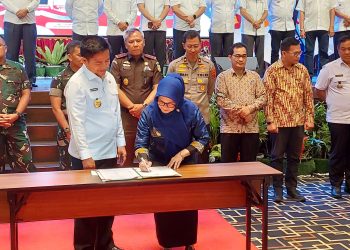 dr Susanti selaku Wali Kota Pematang Siantar ikut dalam Penandatanganan Kesepakatan Pendanaan Bersama Pilkada Serentak Tahun 2024 antara penjabat gubernur dan bupati/wali Kota se-Sumut.( Nawasenanews/ Ist)