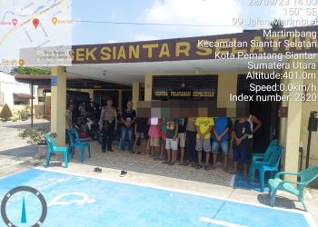 Kerangan Foto : Polsek Siantar Selatan melalui Bhabinkamtibmas AIPDA R.W. Sihaloho saat menyelesaikan dengan kekeluargaan kasus pelemparan rumah. (Ist)