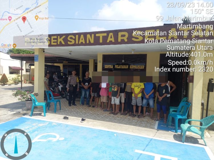 Kerangan Foto : Polsek Siantar Selatan melalui Bhabinkamtibmas AIPDA R.W. Sihaloho saat menyelesaikan dengan kekeluargaan kasus pelemparan rumah. (Ist)