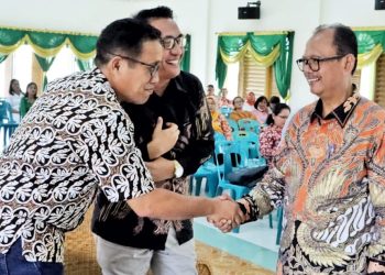 Wakil Bupati Simalungun disambut Kadis Kesehatan Simalungun saat menghadiri dan membuka Musda III DPD PPNI Kabupaten Simalungun Tahun 2023.( Nawasenanews/ Ist)