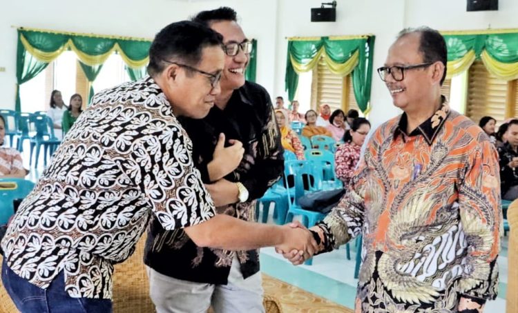 Wakil Bupati Simalungun disambut Kadis Kesehatan Simalungun saat menghadiri dan membuka Musda III DPD PPNI Kabupaten Simalungun Tahun 2023.( Nawasenanews/ Ist)