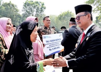 Moment saat Wakil Bupati Simalungun menyerahkan bantuan kepada ahli waris Almarhum Letda Sudjono di peringatan Hari Kesaktian Pancasila di Bandar Betsy.( Nawasenanews/ Ist)