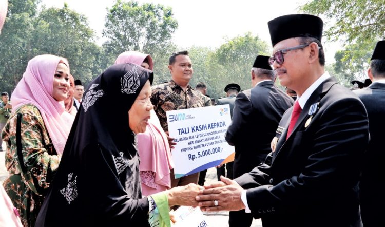 Moment saat Wakil Bupati Simalungun menyerahkan bantuan kepada ahli waris Almarhum Letda Sudjono di peringatan Hari Kesaktian Pancasila di Bandar Betsy.( Nawasenanews/ Ist)