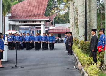 Plh Sekda Pemko Pematang Siantar Junaedi Sitanggang saat memimpin upacara peringatan Hari Kesaktian Pancasila Tahun 2023 di halaman Balai Kota. ( Nawasenanews/ Ist)