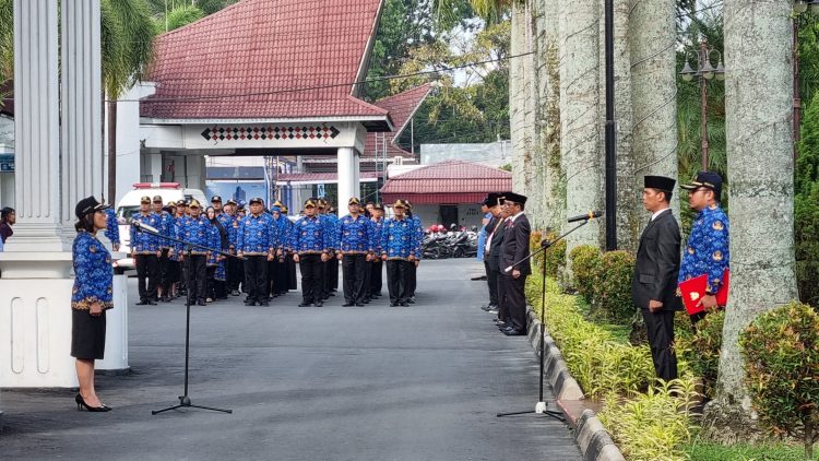 Plh Sekda Pemko Pematang Siantar Junaedi Sitanggang saat memimpin upacara peringatan Hari Kesaktian Pancasila Tahun 2023 di halaman Balai Kota. ( Nawasenanews/ Ist)