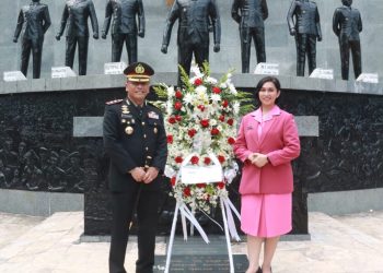 Keterangan Foto : Kapolres Pematang Siantar AKBP Yogen Heroes Baruno SH, SIK bersama Ketua Bhayangkari Cabang Pematang Siantar saat menghadiri upacara kesaktian pancasila di Tugu Letda Sujono.(Ist)