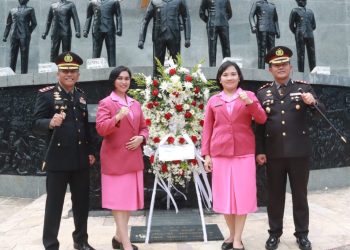 Kapolres Simalungun dan Ketua Bhayangkari Cabang Polres Simalungun ikut menghadiri peringatan Hari Kesaktian Pancasila di Tugu Sujono ,Babdar Betsy.( Nawasenanews/ Ist)