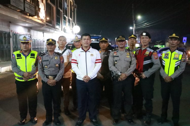 Kapolres Simalungun AKBP Ronald Sipayung memimpin Patroli Skala Besar yang Dtingkatkan pada Sabtu malam Minggu untuk menjaga stabilitas keamanan. ( Nawasenanews/ Ist)