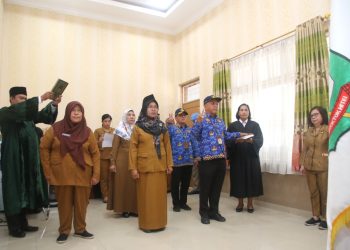 Sejumlah pejabat administrasi dan fungsional yang dilantik Wali Kota Pematang Siantar diwakili Asisten Pemerintahan dan Kesejahteraan Rakyat (Kesra) Junaedi Antonius Sitanggang.( Nawasenanews/ Ist)