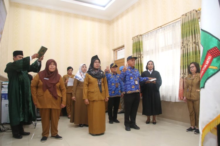 Sejumlah pejabat administrasi dan fungsional yang dilantik Wali Kota Pematang Siantar diwakili Asisten Pemerintahan dan Kesejahteraan Rakyat (Kesra) Junaedi Antonius Sitanggang.( Nawasenanews/ Ist)