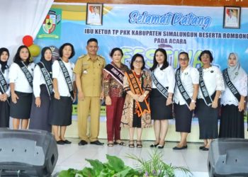 Bunda Paud Simalungun foto bersama dengan Bunda Paud Kecamatan Jorlang Hataran dan para Bunda Paud se Nagori dan kelurahan di Jorlang Hataran. (Nawasenanews/ Ist)