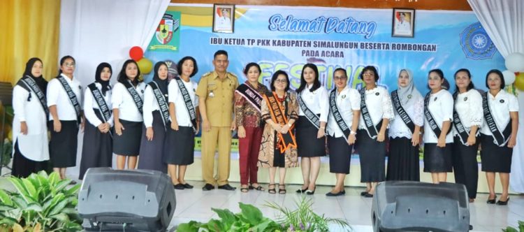 Bunda Paud Simalungun foto bersama dengan Bunda Paud Kecamatan Jorlang Hataran dan para Bunda Paud se Nagori dan kelurahan di Jorlang Hataran. (Nawasenanews/ Ist)