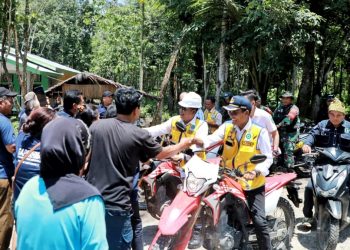 Bupati Simalungun bersama Kadis PU Bina Marga didampingi Forkopimda turun ke Silou Kahean untuk meninjau jalan rusak parah yang dikeluhkan masyarakat. ( Nawasenanews/ Ist)