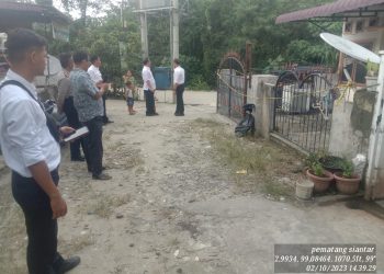 Keterangan Foto : Kasat Reskrim Polres Pematang Siantar AKP Banuara Manurung SH dampingi Tim Bidang Laboratorium (Bidlabfor) Polda Sumut melakukan olah Tempat Kejadian Perkara (TKP) kebakaran. (Ist)