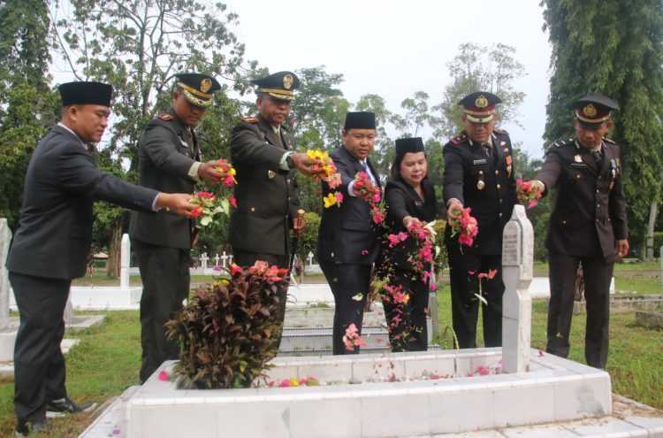 Pemko Pematang Siantar bersama Forkopimda ziarah dan tabur bunga ke Taman Makam Pahlawan dalam rangka memperingati HUT TNI ke 78.( Nawasenanews/ Ist)