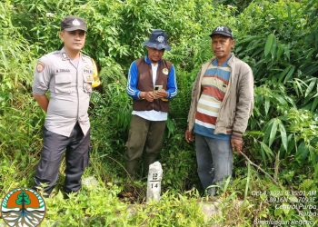 Personel Polsek Purba didampingi masyarakat setempat mengecek batas hutan cagar alam untuk melindungi cagar alam dari kerusakan dan penyerobotan lahan. ( Naasenanews/ ist)