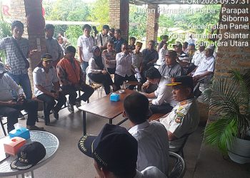 Polsek Panei Tongah bersama Polsek Marihat Polres Pematang Siantar,Dinas Perhubungan ,Bhabinkamtibmas dan Bhabinsa melakukan mediasi antara pengusaha dengan masyarakat sekitar yang keberatan atas tembok pengusaha yang dinilai terlalu tinggi hingga kerap menimbulkan kecelakaan.(Nawasenanews/Ist)