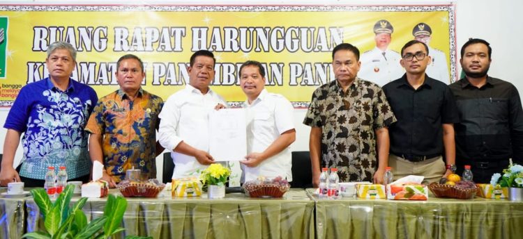 Bupati Simalungun didampingi Kepala inspektorat foto bersama dengan pimpinan Perwakilan BPK RI di Provinsi Sumut dan menyerahkan SK Pemeriksa kepada Bupati Simalungun.(Nawasenanews/ Ist)