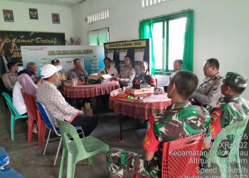 Keterangan Foto : Kapolsek Dolok Silau AKP Josia SH, MH bersama para personel dan staf Polsek saat menyambangi Koramil 18 DS untuk memberikan ucapan HUT TNI ke 78.(Ist)