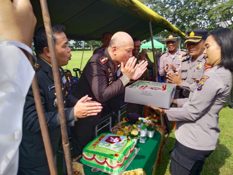 Dan Rindam I/ BB menghembus lilin di kue ulang tahun TNI ke 78 yang dibawa Kabagops Polres Simalungun mewakili Kapolres Simalungun yang mengikuti upacara di Kodim 0207/ SML. ( Nawasenanews/ Ist)
