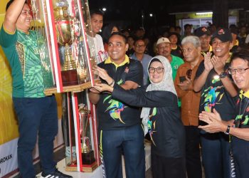 Wali kota Pematang Siantar didampingi Ketua Dekranasda bersama Dansat Brimob menyerahkan piala kepada para pemenang final pertandingan bola volly Marcopolo Cup. (Nawasenanews/Ist)