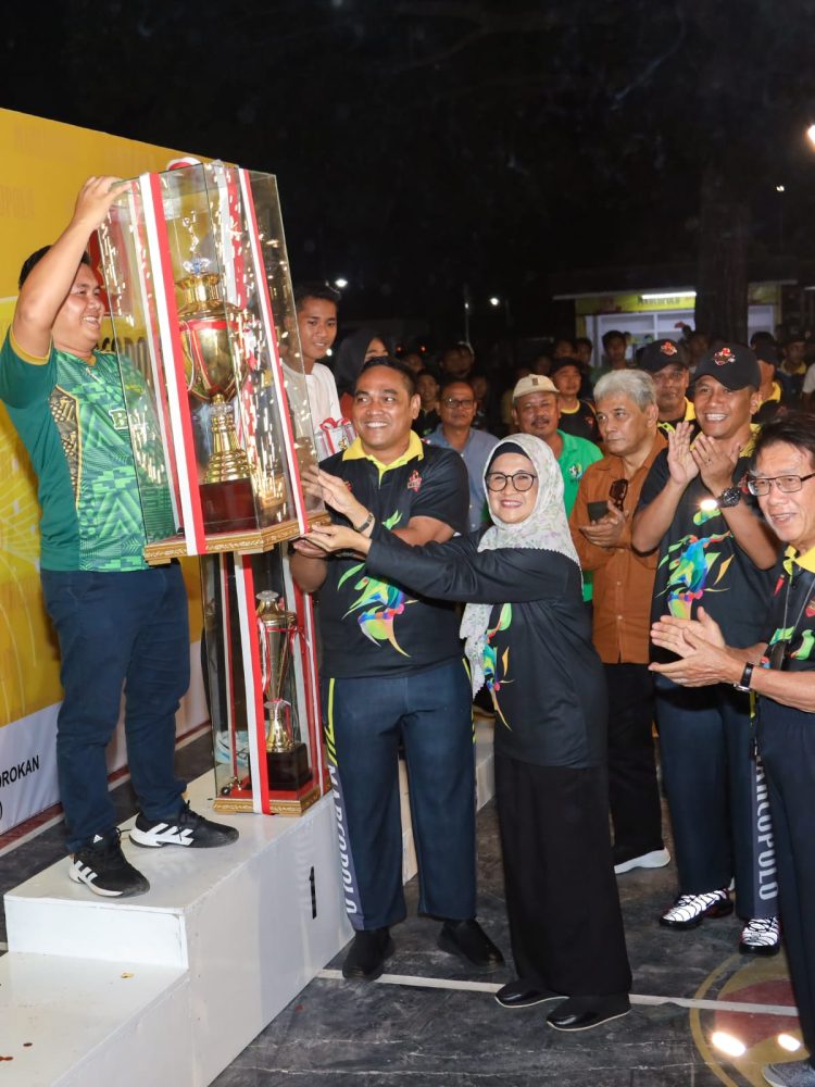 Wali kota Pematang Siantar didampingi Ketua Dekranasda bersama Dansat Brimob menyerahkan piala kepada para pemenang final pertandingan bola volly Marcopolo Cup. (Nawasenanews/Ist)