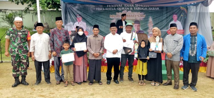 Wakil Bupati Simalungun foto bersama dengan para pemenang festival anak Shaleh, Hafahtul Qur'an usai pemberian hadiah kepada pemenang festival. ( Nawasenanews/ Ist)