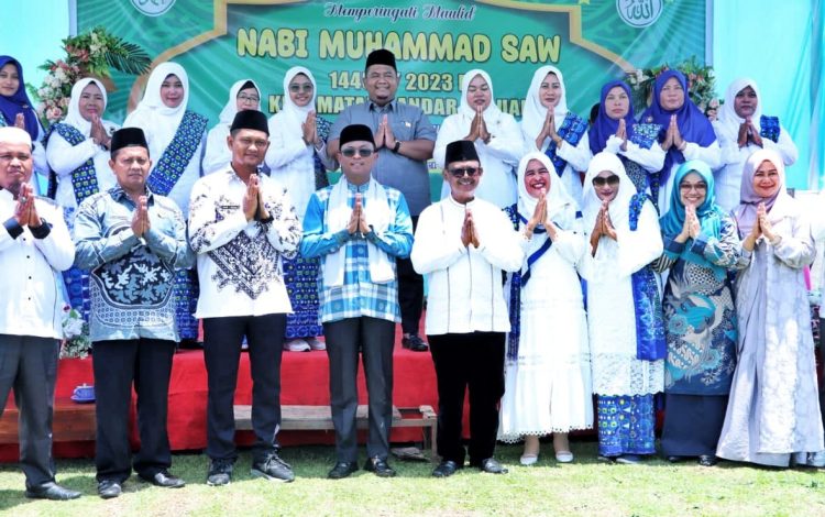 Wakil Bupati Simalungun saat foto bersama dengan para pengurus BMKT saat menghadiri Peringatan Maulid Nabi Muhammad SAW Tahun 1445 H/2023 M di Bandar Huluan.(Nawasenanews/ Ist)
