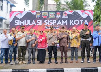 Wali kota Pematang Siantar foto bersama usai pelaksanaan Simulasi Sispam Kota bersama Ketua DPRD Kota Pematang Siantar diwakili Baren Alijoyo Purba, yang mewakili Dandenpom I/1 Pematang Siantar, dan yang mewakili Kepala Kejaksaan Negeri (Kajari) Pematang Siantar, dari Pengadilan Negeri (PN) Pematang Siantar, dan dari jajaran Polres Pematang Siantar.( Nawasenanews/Ist)