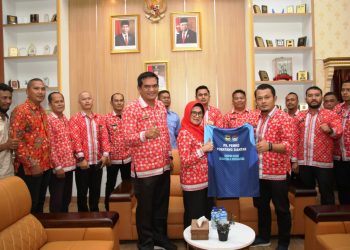 Wali kota menunjukkan kaos seragam kesebelasan Pemko Pematang Siantar saat pertandingan persahabatan Apeksi Komwil I mendatang. ( Nawasenanews/ Ist)