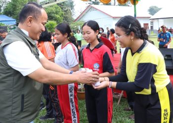 Kabid Kesman Dinas Kesehatan Kabupaten Simalungun Rosman Saragih saat membagikan asupan gizi kepada siswi SMK Negeri 1 Pematang Raya pada acara Aksi Bergizi.(Nawasenanews/Ist)