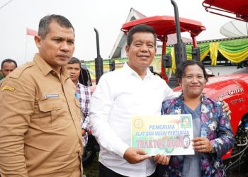 Bupati Simalungun menyerahkan alat mesin pertanian traktor roda dua kepada ketua poktan wanita. ( Nawasenanews/ Ist)